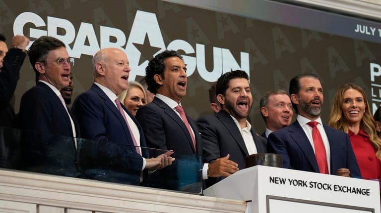 Donald Trump Jr., a la derecha, durante la salida a bolsa de GrabAGun. Foto: newsday.com