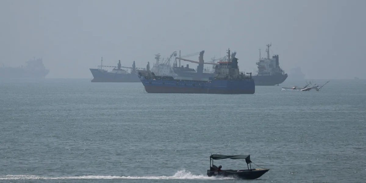 Buques en el estrecho de Ormuz navegan cerca de la playa de Bandar Abbas, próxima a la isla de Larak. Foto: Reuters