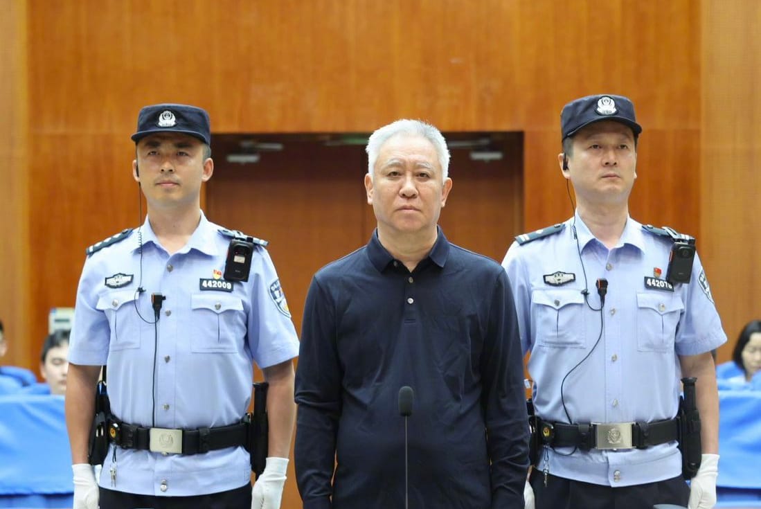 Xu Jiayin (67 años) de pie en el Tribunal Popular Intermedio de Shenzhen. Foto: vía CGTN