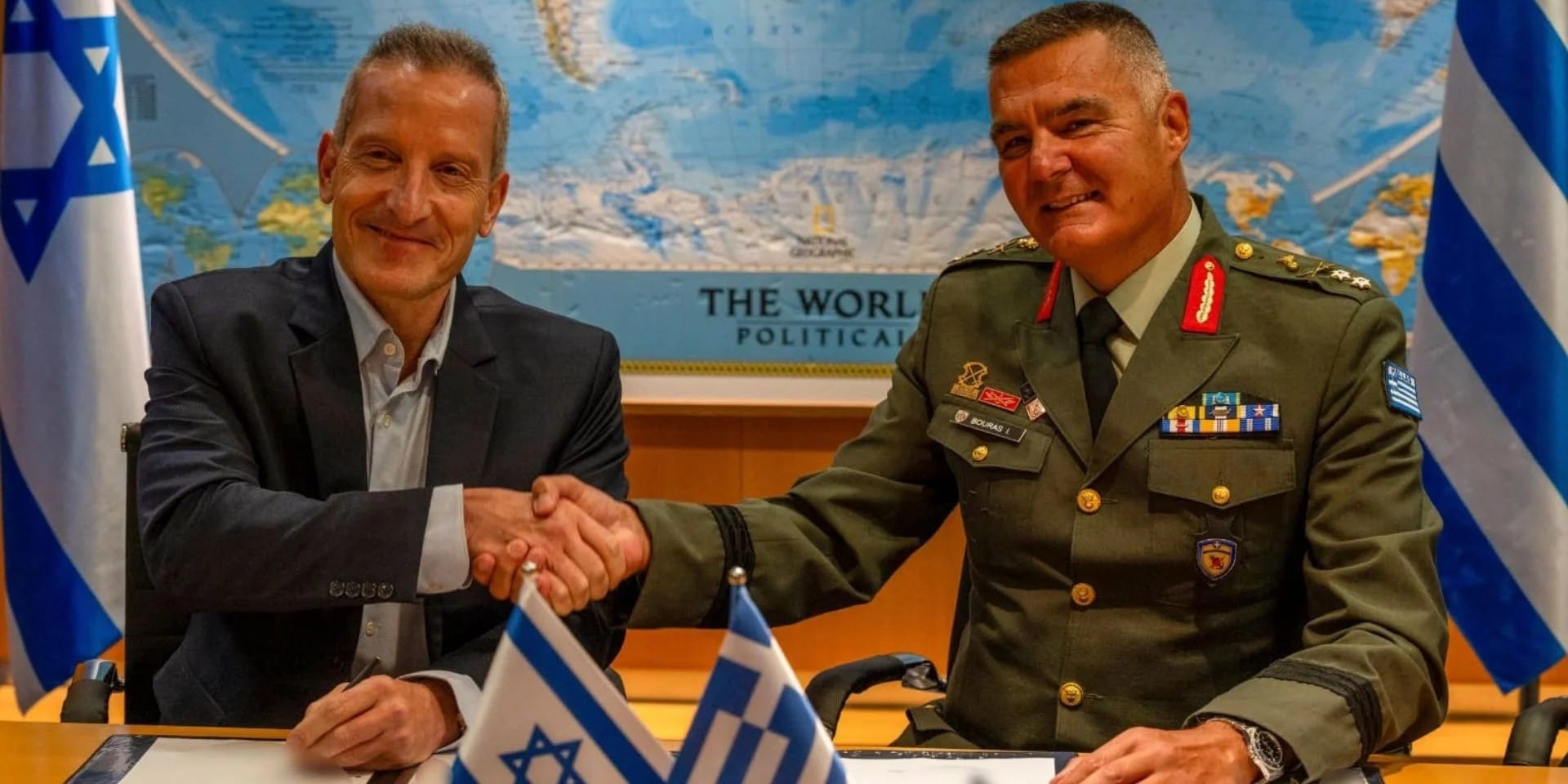 El director general del Ministerio de Defensa de Israel, Amir Baram (i), y su homólogo griego, el mayor general Ioannis Bouras (d), tras la firma del acuerdo en Tel Aviv, 31 de agosto de 2026