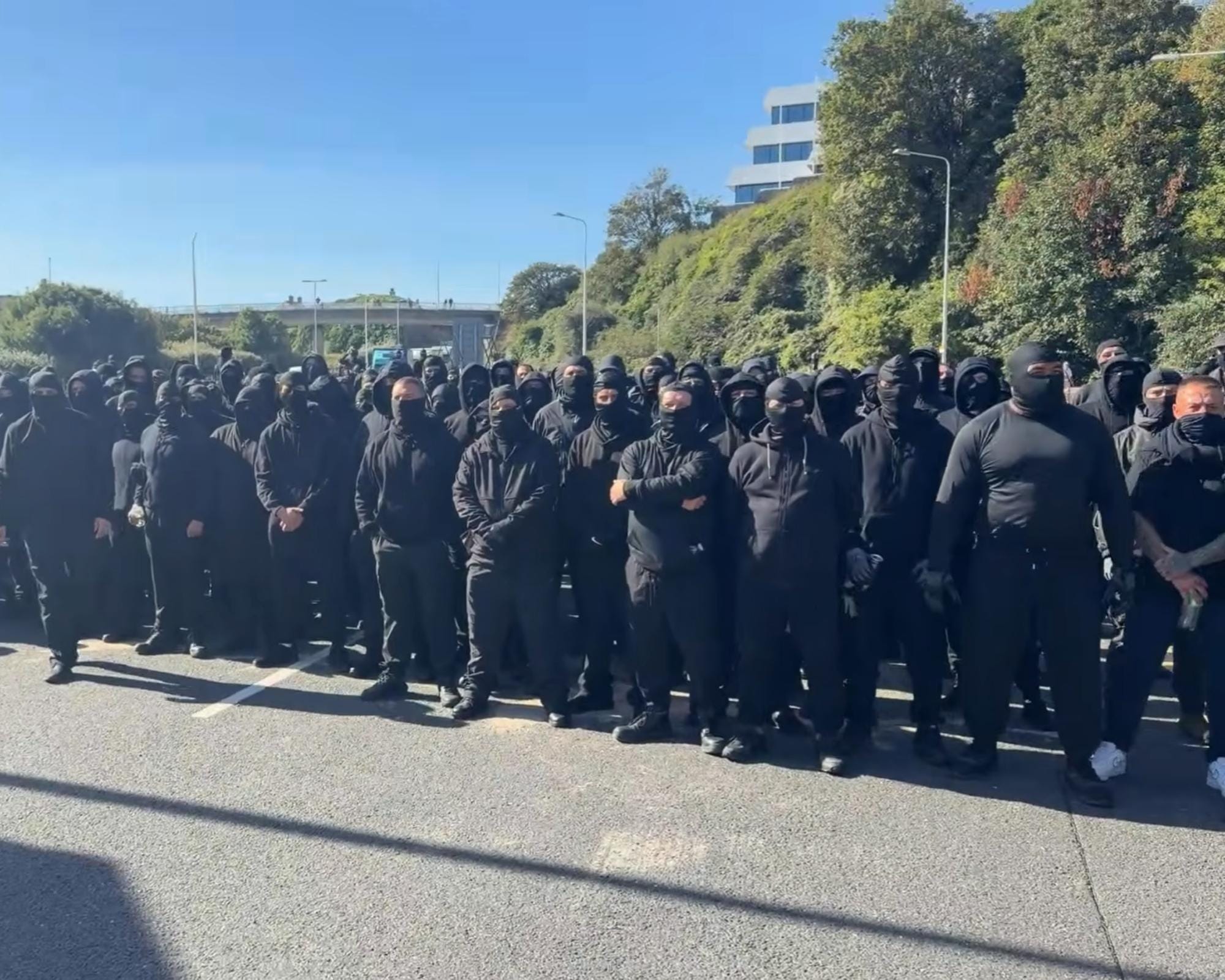 Decenas de fascistas encapuchados cerca de la costa de Portsmouth. Foto: aol.co.uk