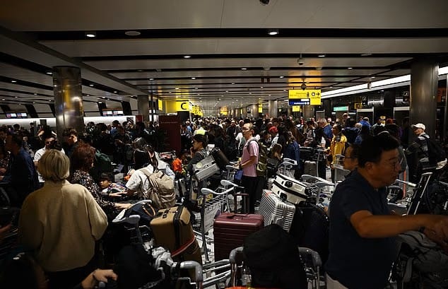 Cientos de pasajeros esperan tras haberse cancelado sus vuelos, Heathrow. Foto: dailymail.com