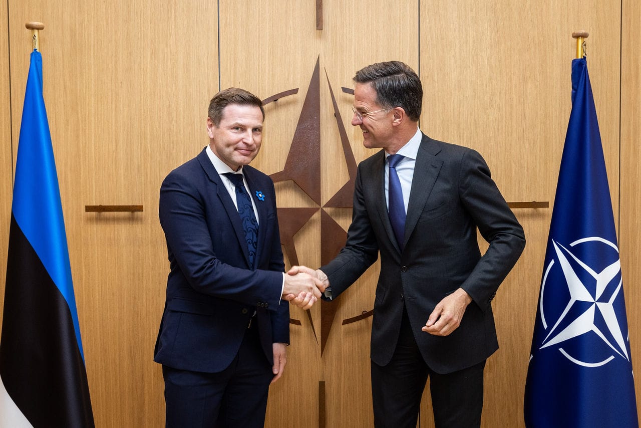 Hanno Pevkur junto al secretario general de la OTAN, Mark Rutte. Foto: nato.int