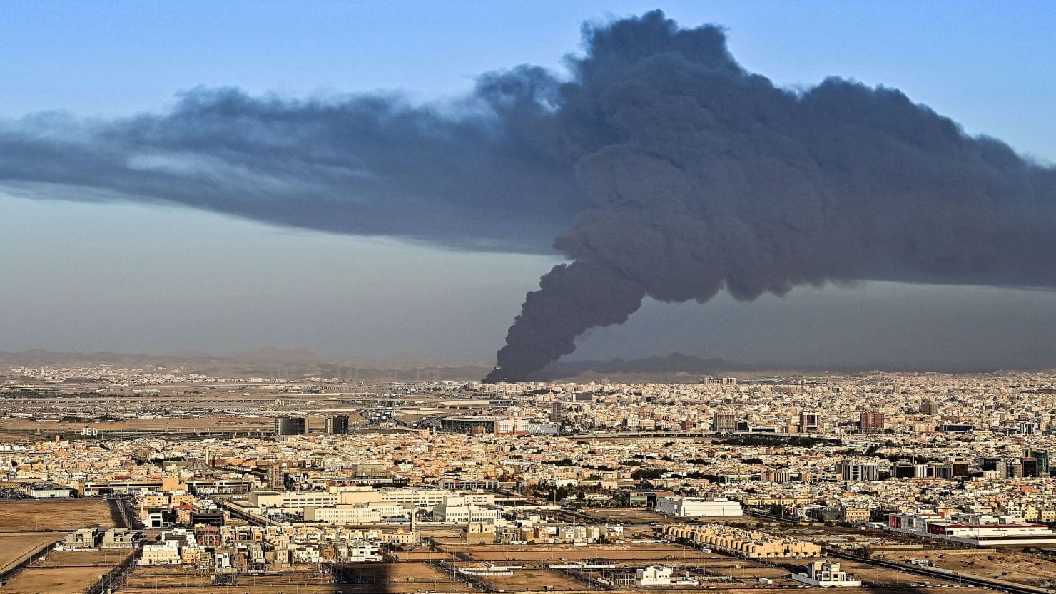 El humo se eleva desde una instalación de almacenamiento de petróleo en la ciudad costera de Yeda, en el mar Rojo, Arabia Saudí, 25 de marzo de 2022. Foto: Andrej Isakovic - AFP