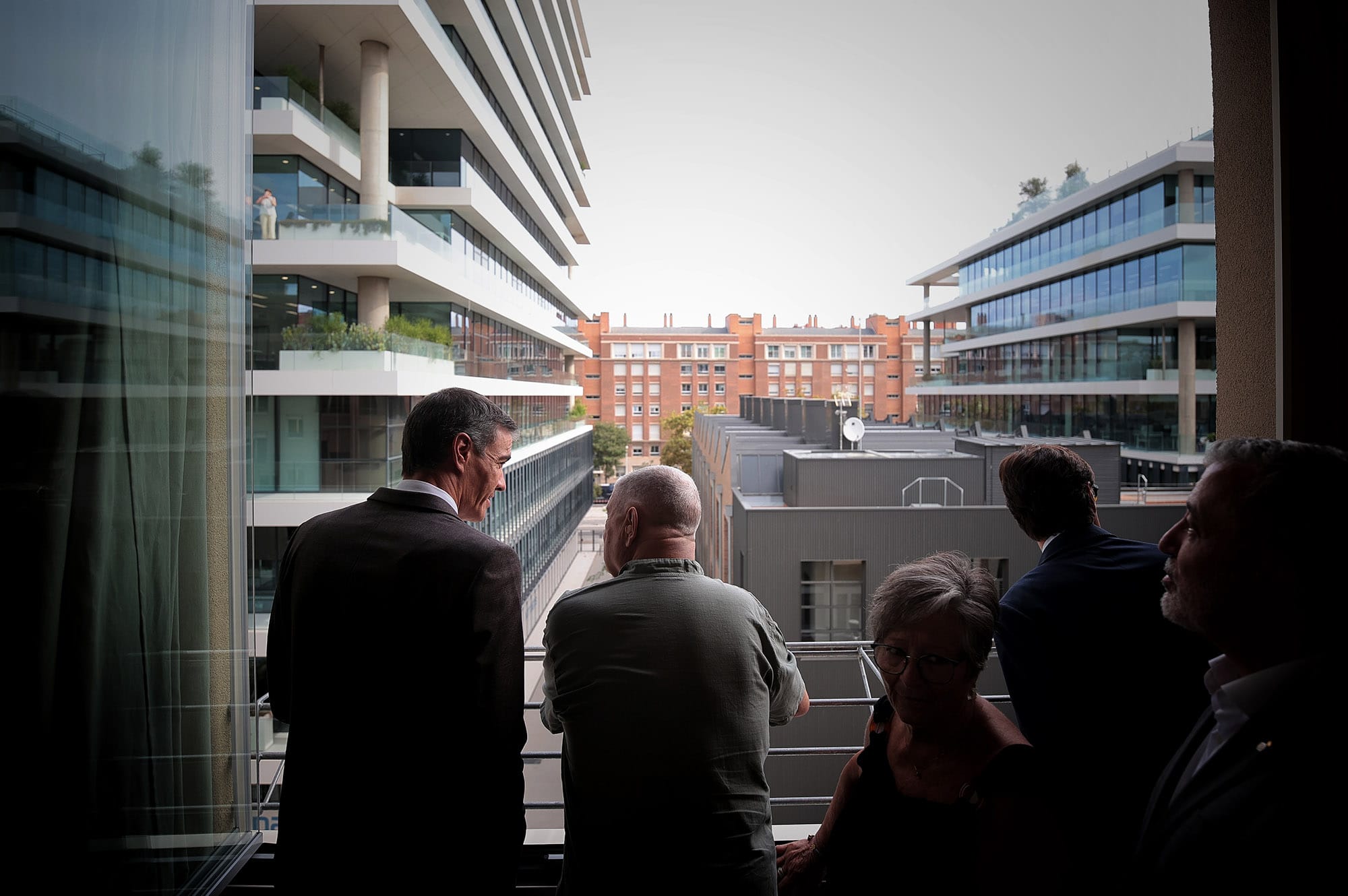 El presidente del Gobierno español, Pedro Sánchez, durante la visita a uno de los pisos de la promoción de viviendas de alquiler asequible. Foto: Pool Moncloa / Sandra Armada.