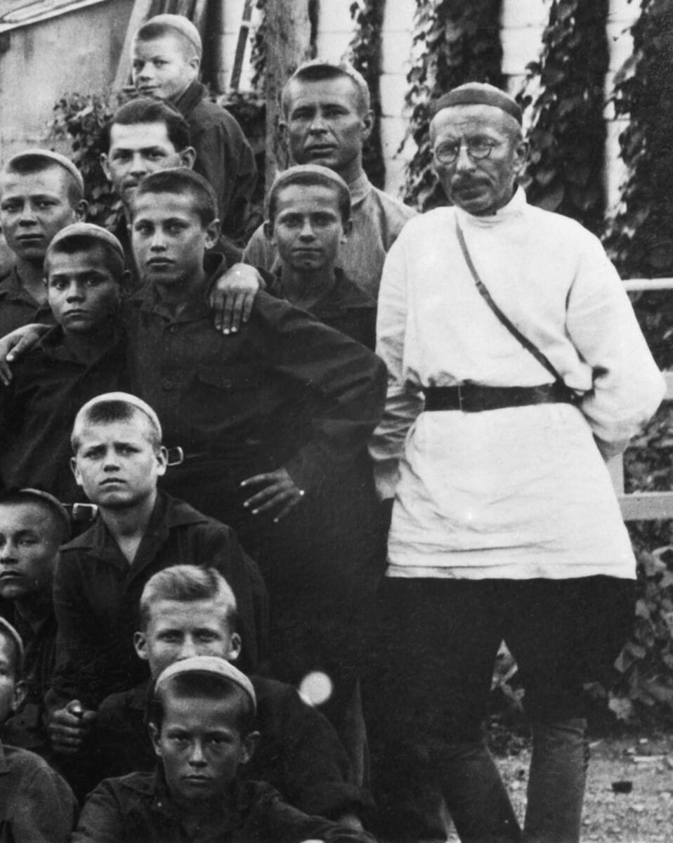 A.S. Makarenko con miembros de la comuna que llevan el nombre de F.E. Dzerzhinsky en vacaciones de verano en Yalta, 1930. Foto: TASS