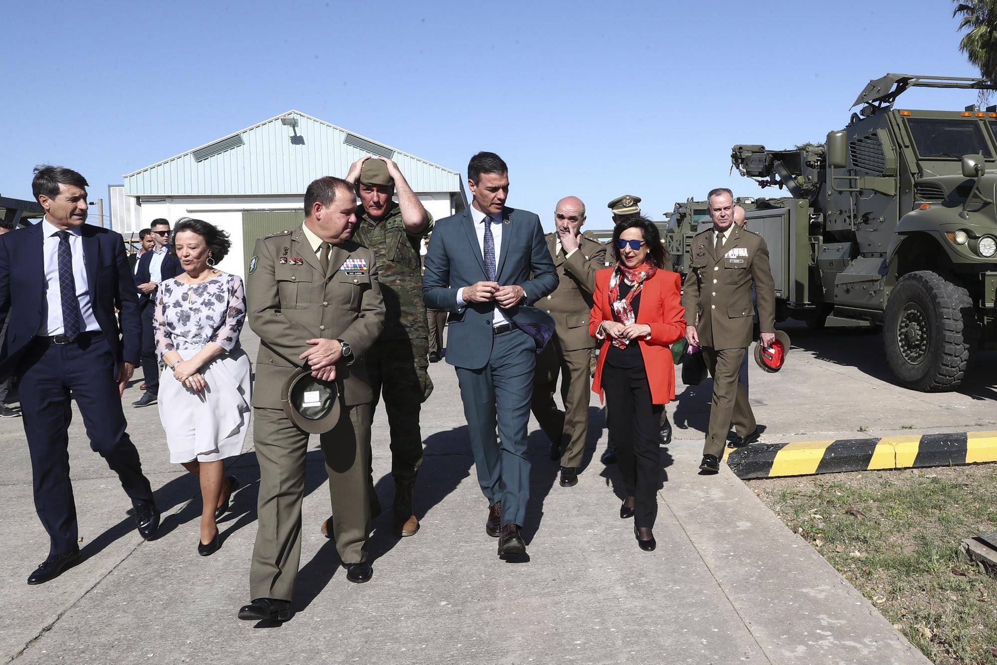 Pedro Sánchez en a la presentación de la nueva Base Logística del Ejército de Tierra, en Córdoba, acompañado por la ministra de Defensa, Margarita Robles. Foto El Salto-Fernando Calvo