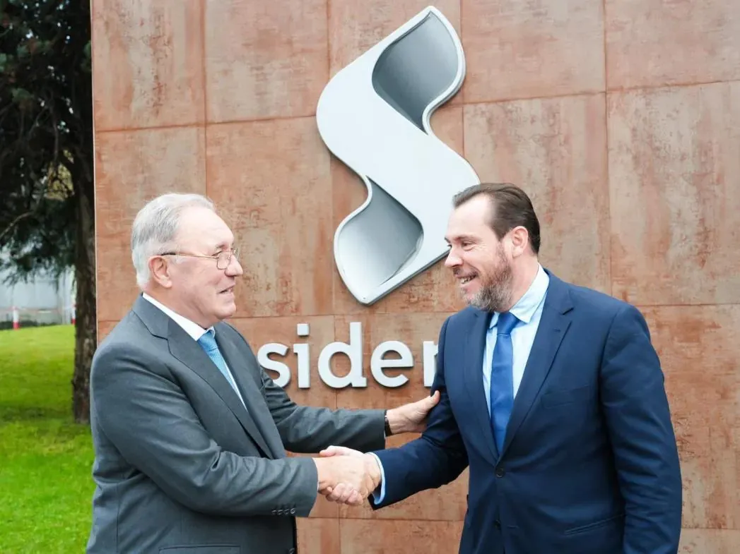 El director de Sidenor, José Antonio Jainaga, a la izquierda, con el ministro de Transportes español, Oscar Puente. Foto: Sidenor