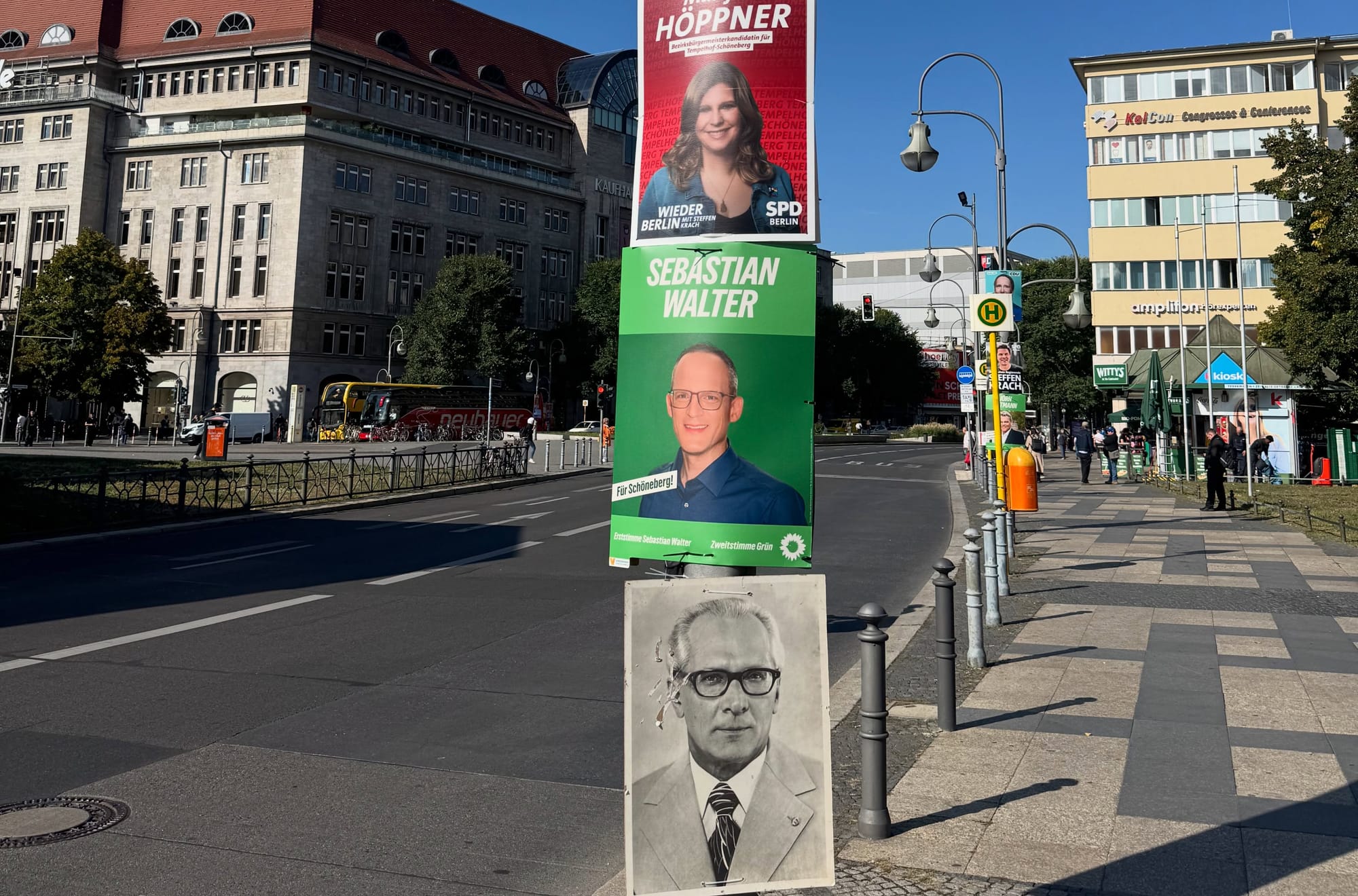 Un cartel electoral del exdirigente de la República Democrática Alemana Erich Honecker, colocado debajo de otros carteles de campaña en Berlín durante las elecciones del 20 de septiembre.