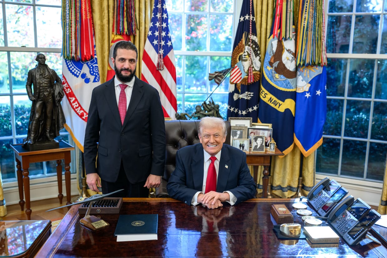 Donald Trump recibe en su despacho a Al-Jolani. Foto: 5pillarsuk.com
