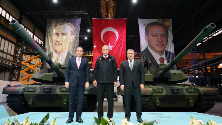 El presidente turco, Recep Tayyip Erdoğan (centro) posando en una instalación militar. Foto: rt.com