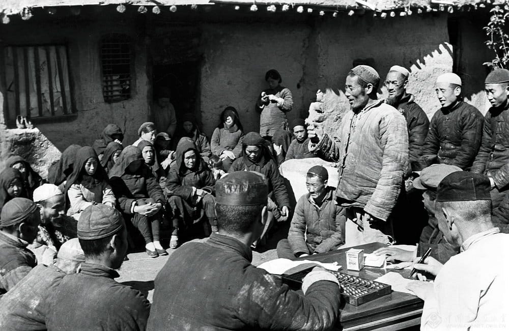 Imagen de archivo de una asamblea campesina durante la Reforma Agraria en Qinghai.