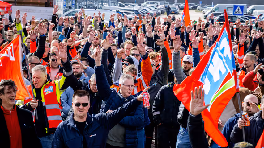 Trabajadores portuarios organizados con la FNV durante los paros de ayer. Foto: nu.nl