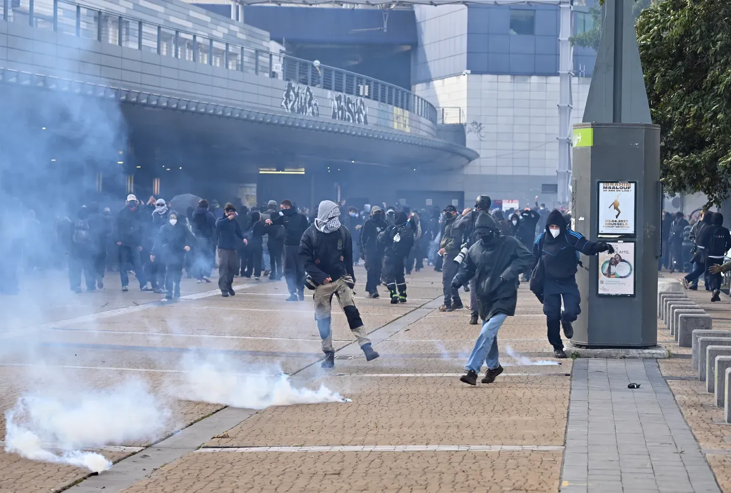 Cientos de jóvenes protestan contra las reformas educativas y los recortes presupuestarios en Bruselas, Bélgica, el 17 de octubre de 2026. Foto: AA