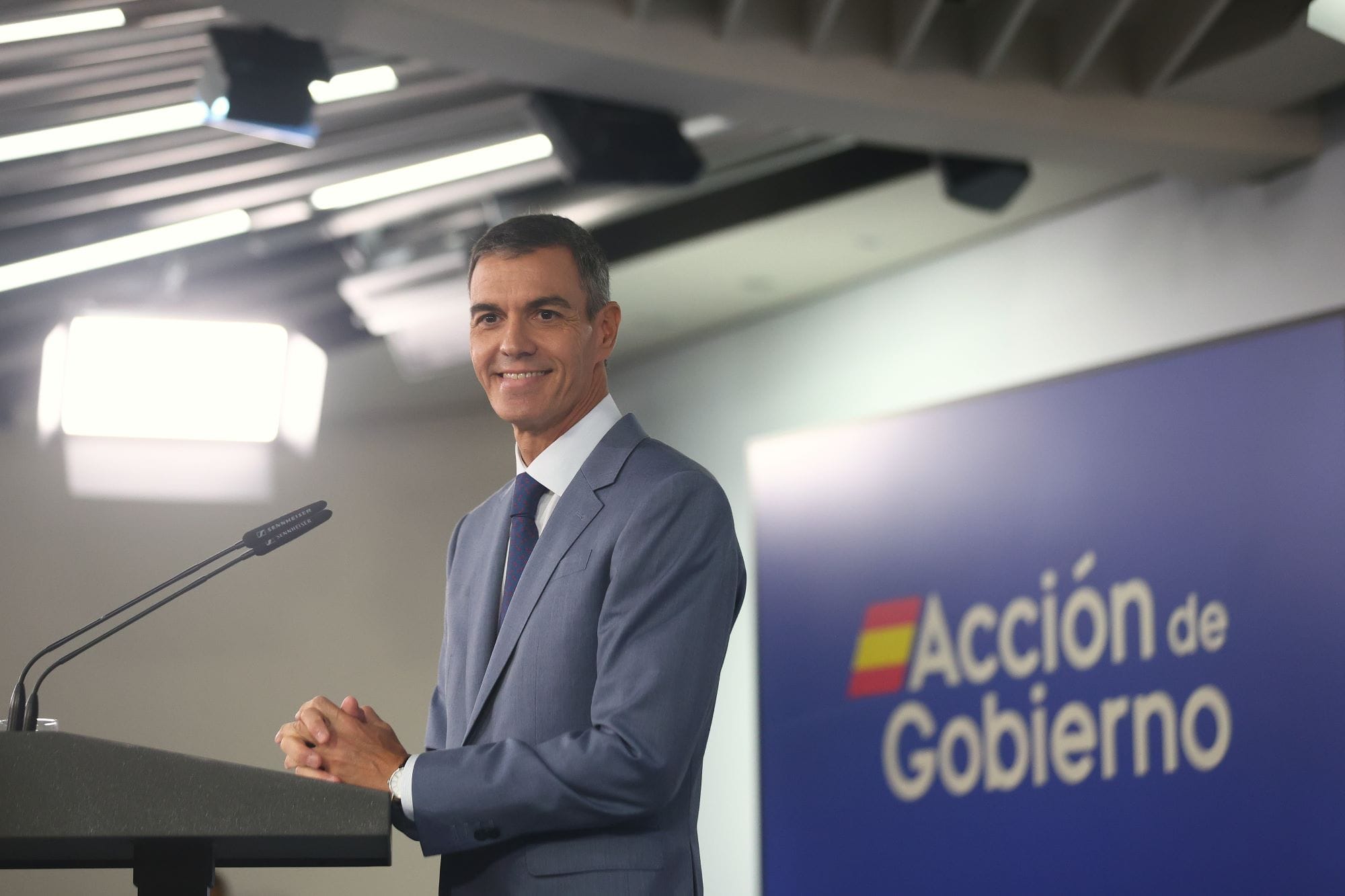 El presidente del Gobierno español detalla los acuerdos alcanzados en la reunión del Consejo de Ministros. Foto: Pool Moncloa/Borja Puig de la Bellacasa y Sandra Armada. 