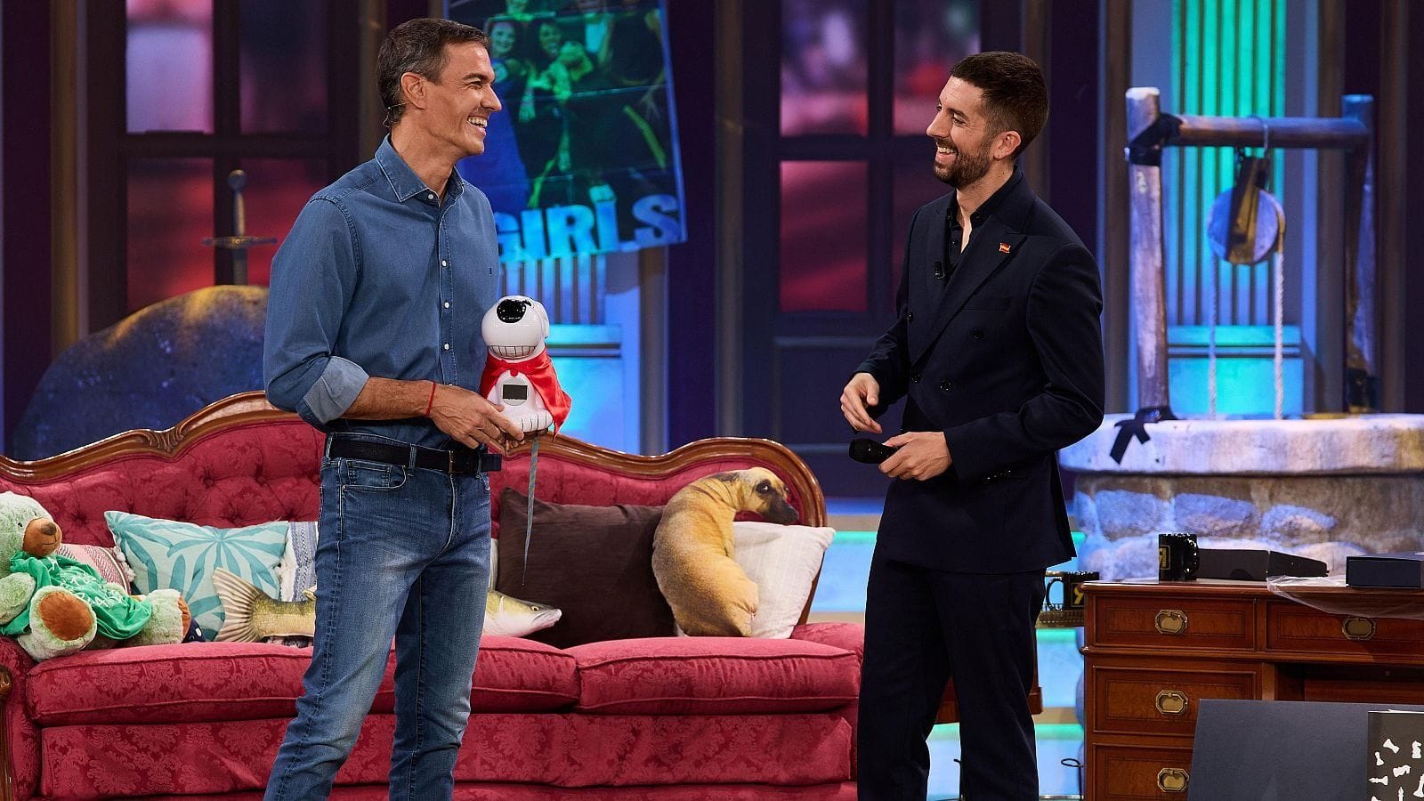 El presidente español Pedro Sánchez junto al presentador David Broncano en el programa ‘La Revuelta’. Foto: RTVE.
