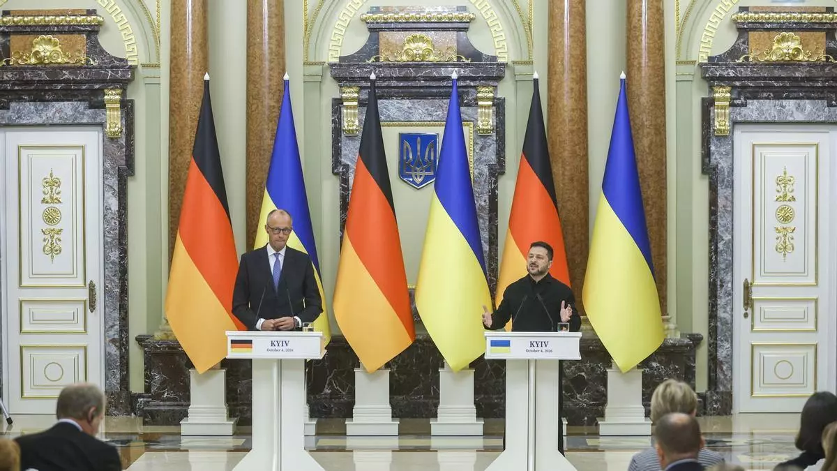 El canciller alemán, Friedrich Merz, y el presidente de Ucrania, Volodímir Zelensky, en su rueda de prensa conjunta en el Palacio Mariinski de Kiev. Foto: Sergey Dolzhenko - EFE