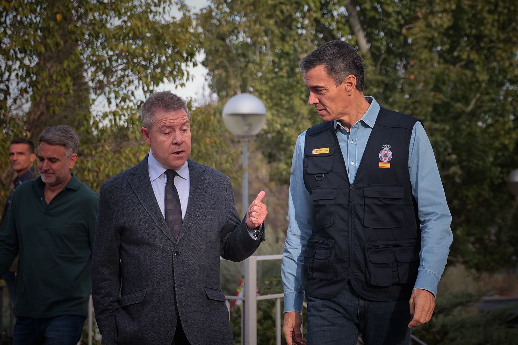 El presidente del Gobierno español, Pedro Sánchez, junto al presidente de Castilla-La Mancha, Emiliano García-Page, a su llegada al CECOPI. Foto: Pool Moncloa/Sandra Armada. Urda, Toledo.