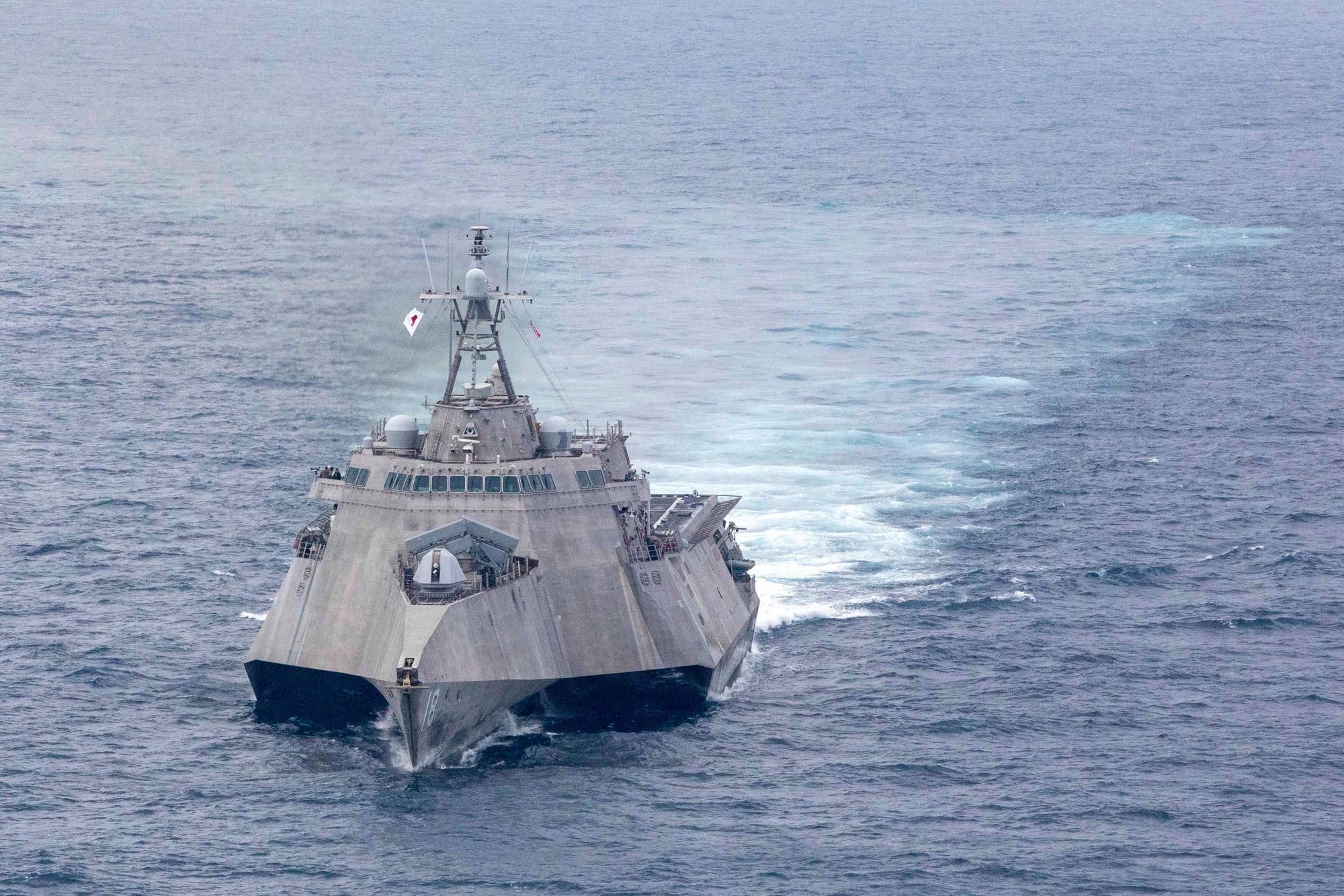 El USS Charleston (LCS-18) navega por el Mar de China Meridional, febrero. 5, 2023. Foto: Marina de EEUU.