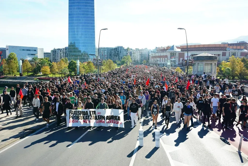 Manifestación estudiantil convocada por Ikasle Antolakunde Sozialista en Bilbo (Bizkaia) contra la visita de Vito Zoppellari Quiles. Foto: Gedar Langile Kazeta