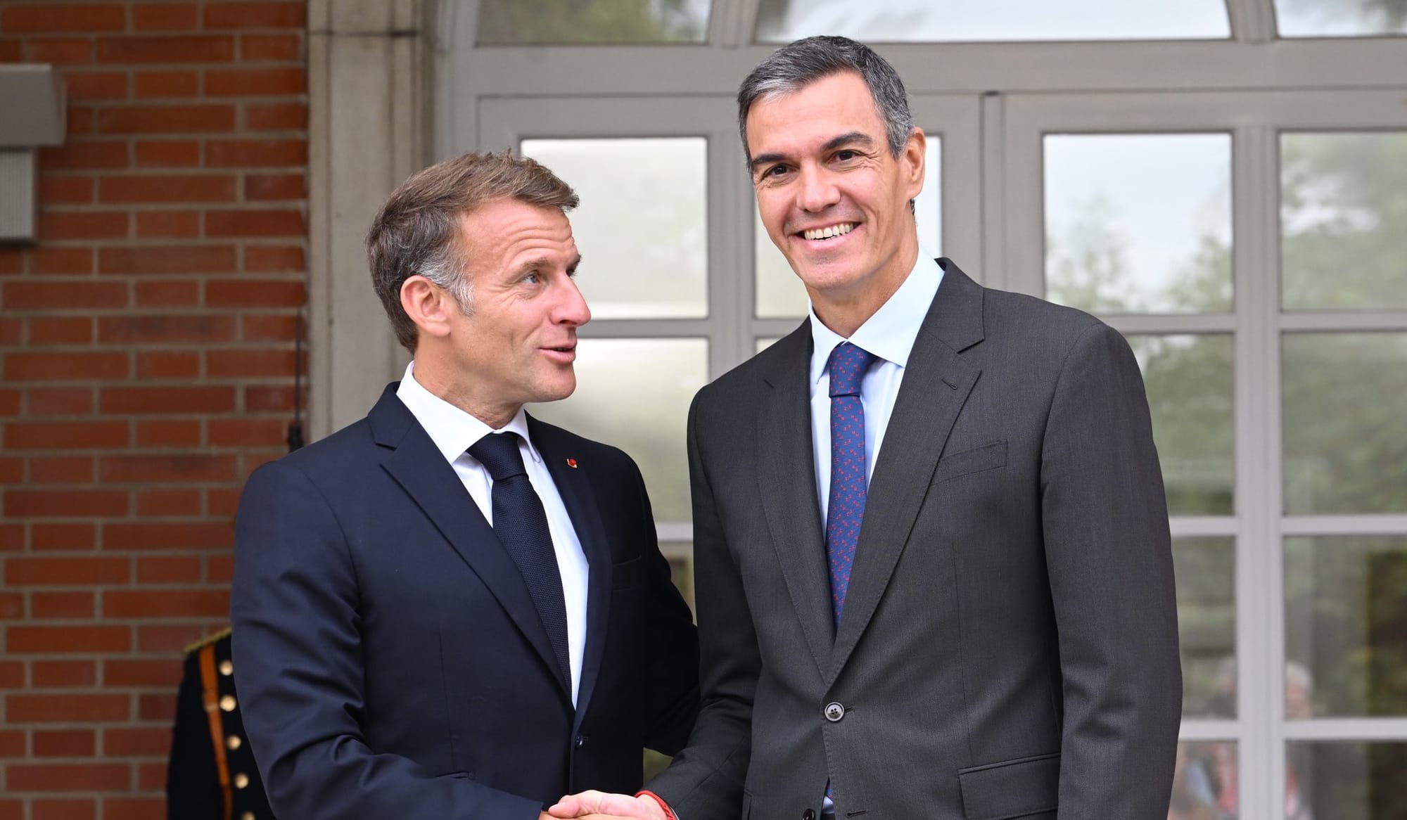 El presidente español Pedro Sánchez junto al presidente francés Emmanuel Macron en la Moncloa el pasado 30 de septiembre. Foto: @sanchezcastejon (X).