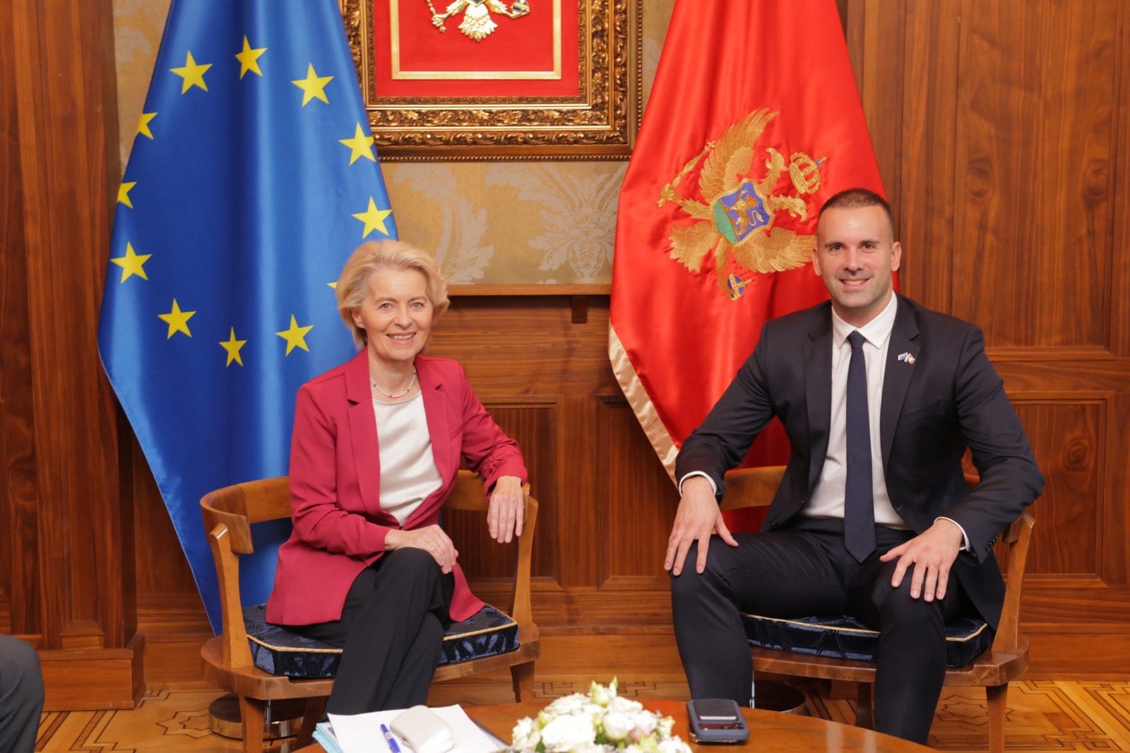 Von der Leyen junto al primer ministro montenegrino, Milojko Spajic. Foto: @vonderleyen (X)