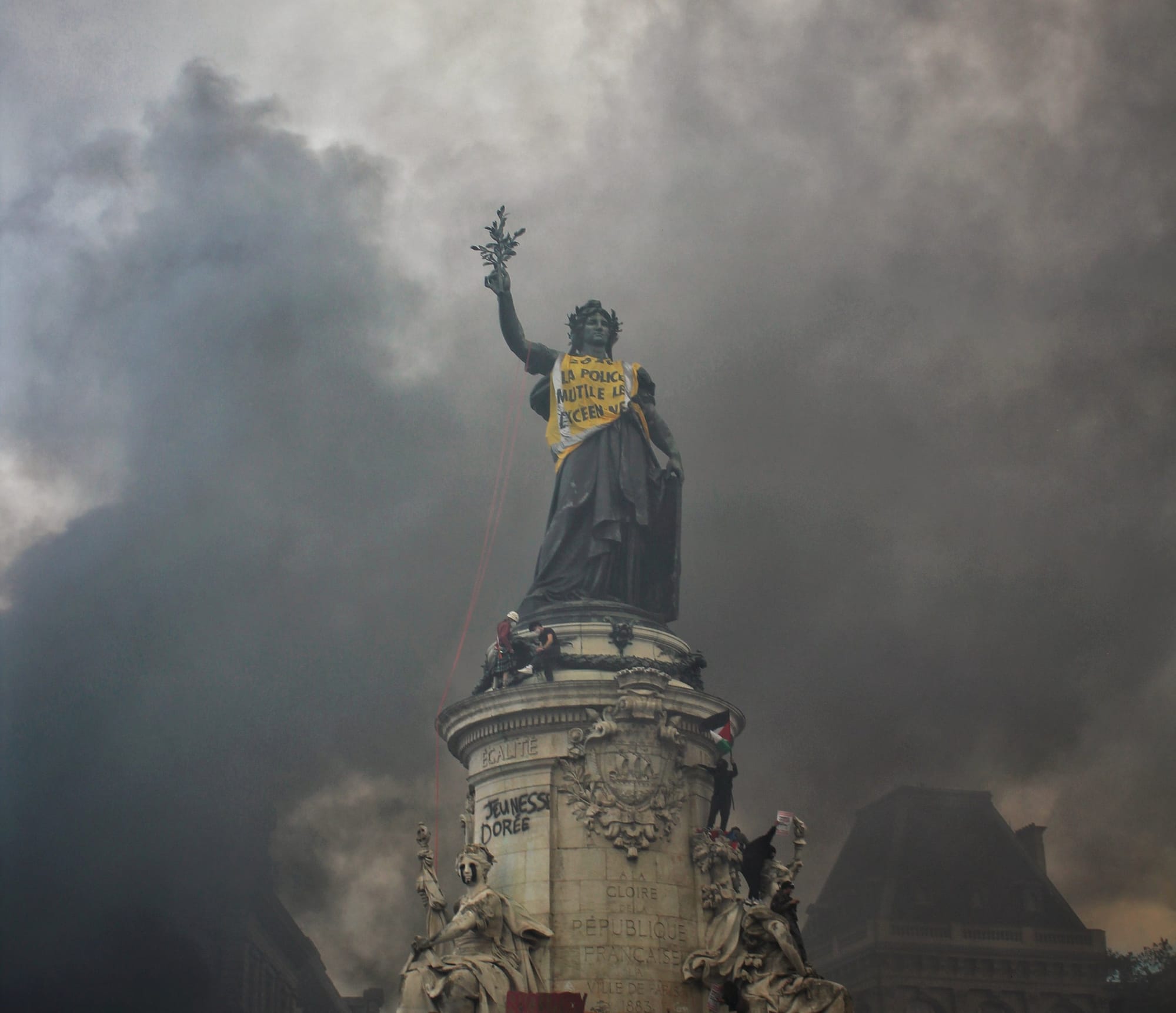 La estatua Le Triomphe de la République en la Place de la Nation de París, en las protestas del 17 de octubre. Foto: vía @Monty_Brogan69 (X)