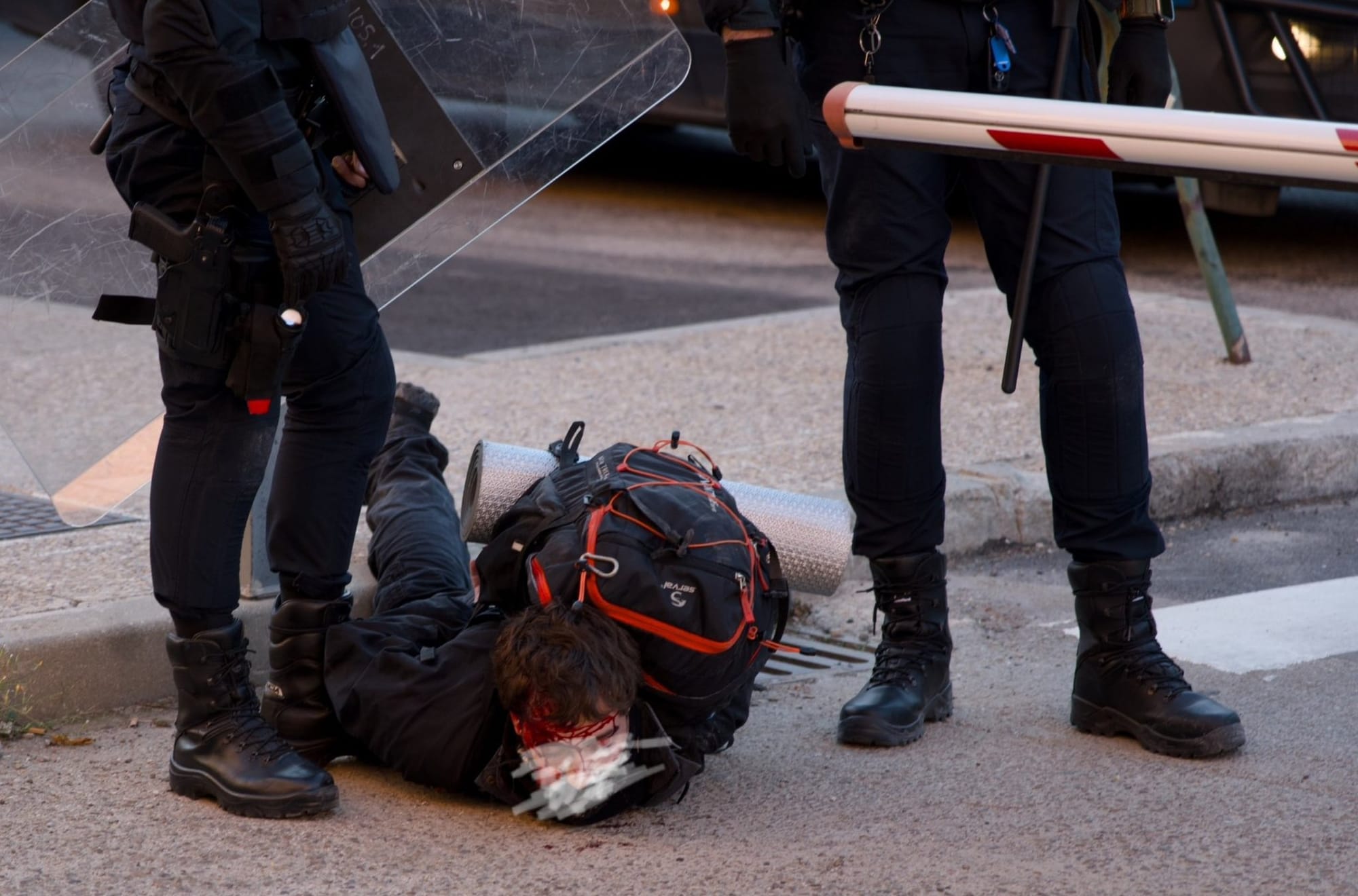 Un detenido con la cabeza abierta a los pies de la Policía en la huelga de profesorado en Madrid. Foto: vía @UCMporlaPublica (X)