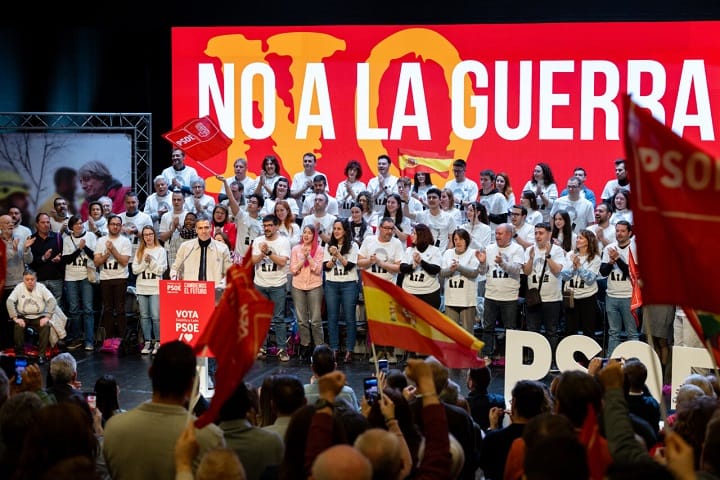 El presidente del Gobierno español, Pedro Sánchez, en un mitin en Soria con el lema No a la guerra detrás (Fuente: PSOE).