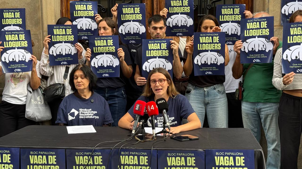 Anna Olesti (derecha), vecina del bloque y portavoz del Sindicat d’Habitatge Socialista de Catalunya, hoy en la rueda de prensa ante los medios junto con Corina (izquierda), también vecina de