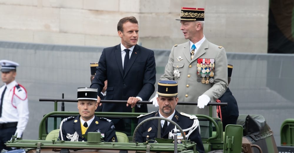 Imagen de archivo del presidente francés Emmanuel Macron en una desfile. Foto: Armees.com