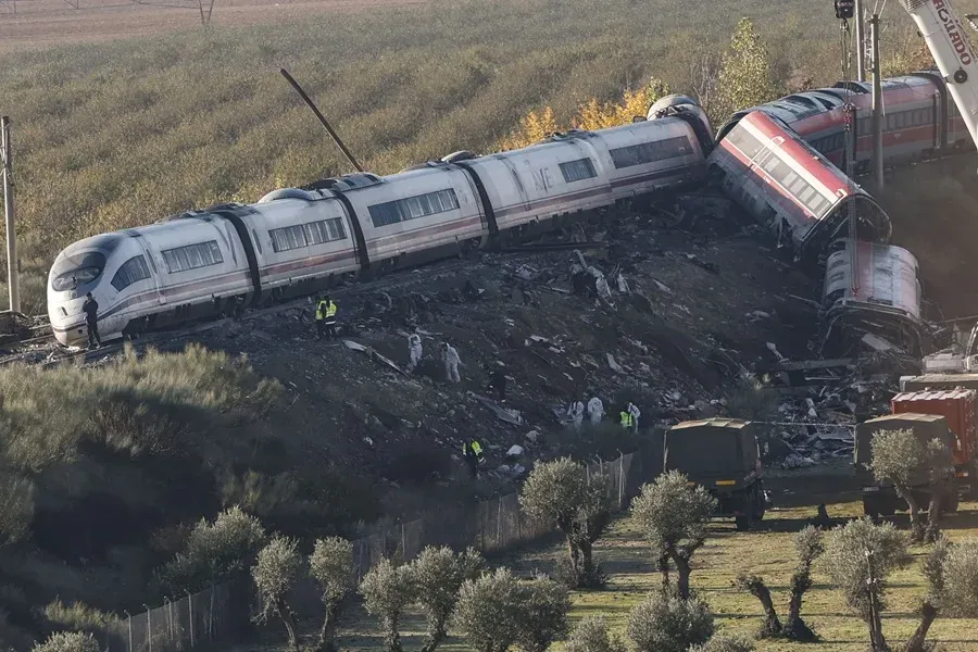 Labores de búsqueda y rescate en el siniestro ferroviario de Urda (Toledo, Castilla-La Mancha). Foto: EFE/ J.J.Guillen.