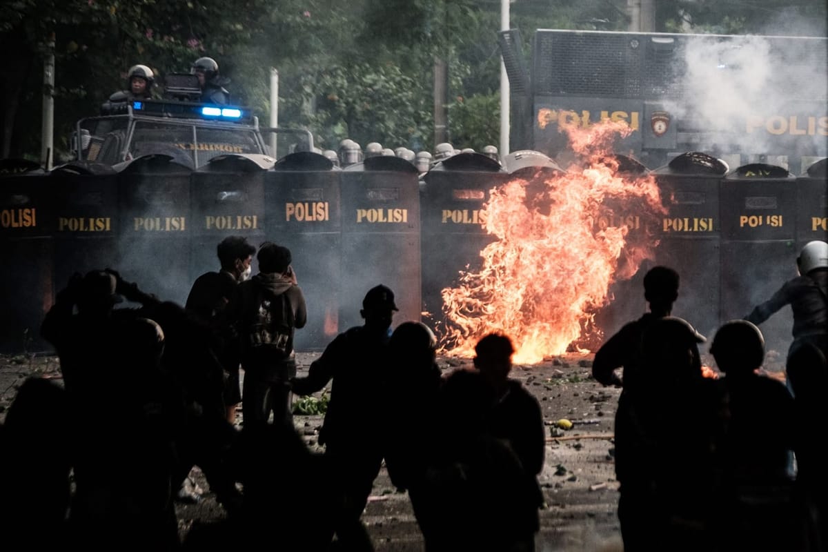 Un cóctel molotov cae ante un cordón policial en protestas de Indonesia. Foto: vía @ultras_antifaa (X)