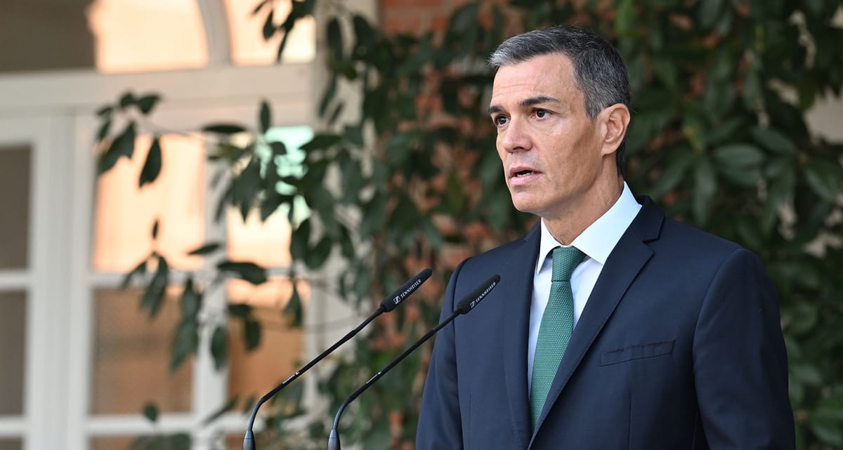 Imagen de archivo del presidente español Pedro Sánchez presentando el decreto de embargo de armas. Foto: Moncloa