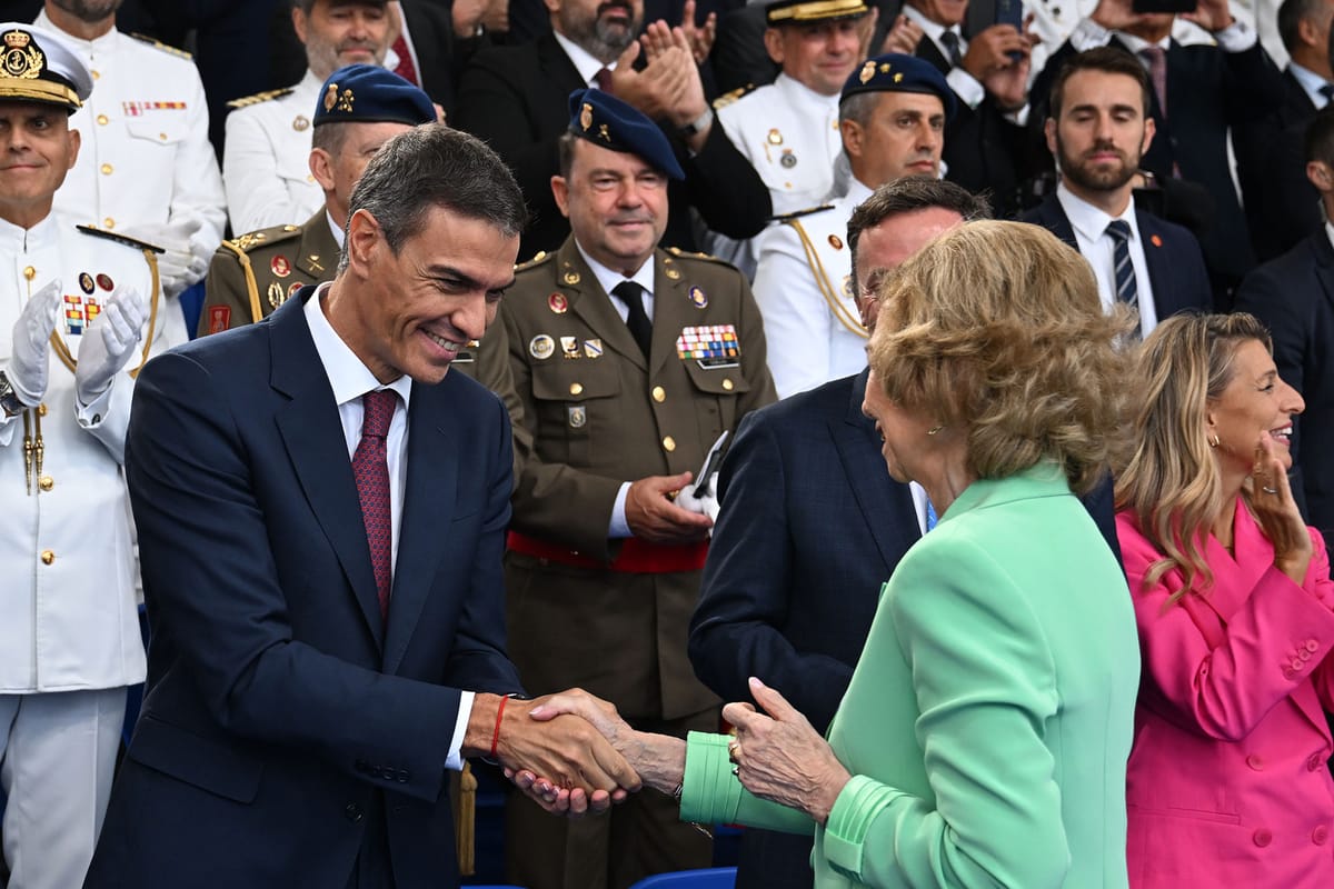 El presidente del Gobierno español, Pedro Sánchez, saluda a la Reina Sofía en el Astillero de Navantia, Ferrol (A Coruña). Foto: Pool Moncloa/Borja Puig de la Bellacasa. 