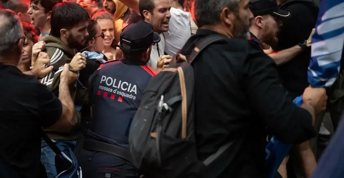 Carga policial en una protesta contra Aliança Catalana en Fossar de les Moreres en septiembre de 2024. Foto: vía Horitzó Socialista