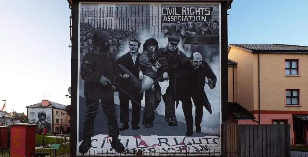 Imagen de archivo de un mural en memoria del Bloody Sunday de 1972 en Derry (Irlanda). Foto: Vice