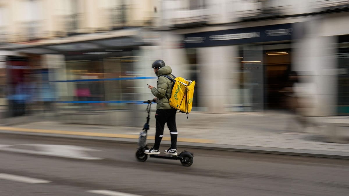 Imagen de archivo de un rider de Glovo en patinete eléctrico. Foto: vía RTVE.