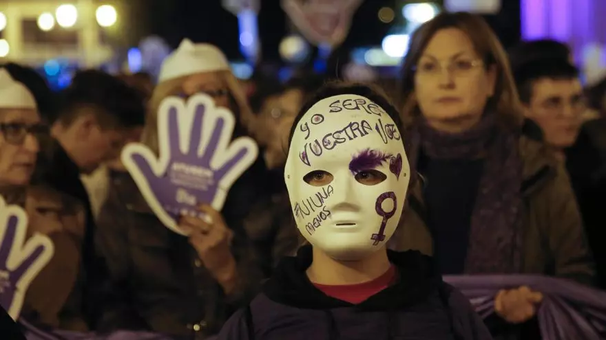 Imagen de archivo de una niña en una manifestación contra la violencia machista. Foto: Eduardo Ripoll/La Nueva España.