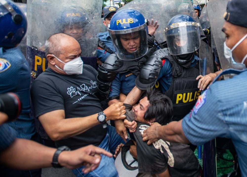 Policías arrestan a un manifestante en las protestas anticorrupción en Manila. Foto: DPA.