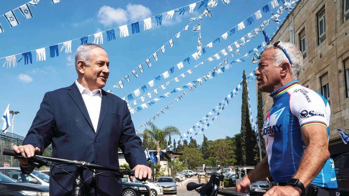 Sylvan Adams, dueño de Israel Premier-Tech, junto al primer ministro israelí Benjamin Netanyahu. Foto: SHAHAR TZARFATI