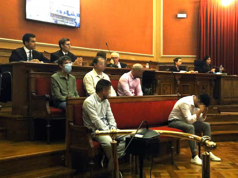 Los violadores de 'la manada de Castelldefels' pactan con la fiscalía y reciben penas mínimas de 3 a 8 años