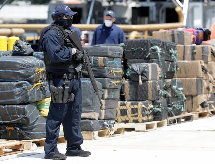 Imagen de archivo de miembros de la Guardia Costera de EE. UU. descargando más de ocho toneladas de cocaína incautadas en aguas internacionales. Foto: Associated Press/Wilfredo Lee