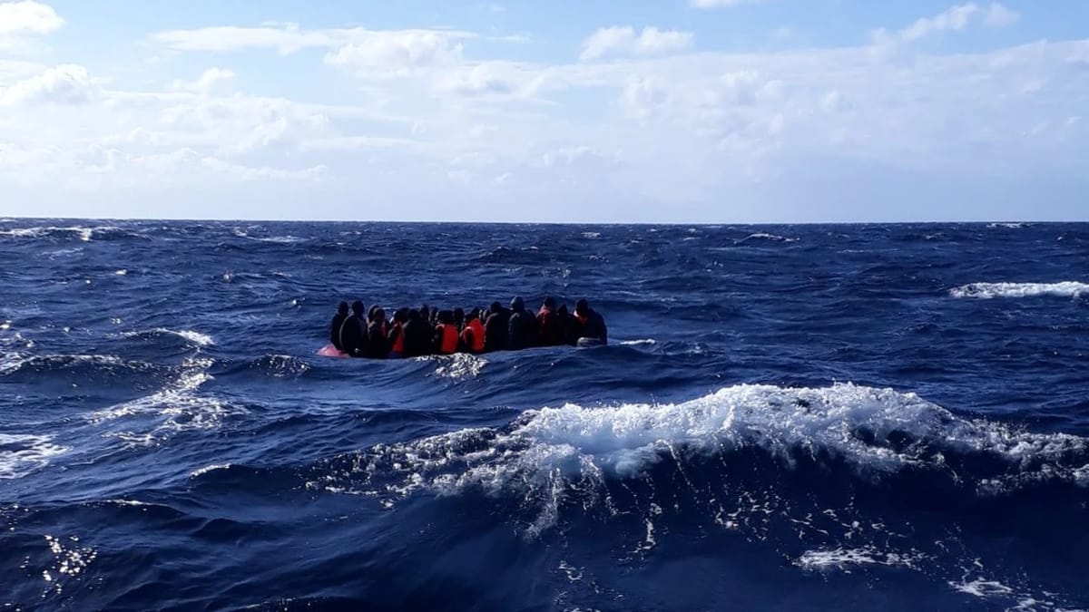 Imagen de archivo de una patera con varias personas. FOTO: Salvamento Marítimo.