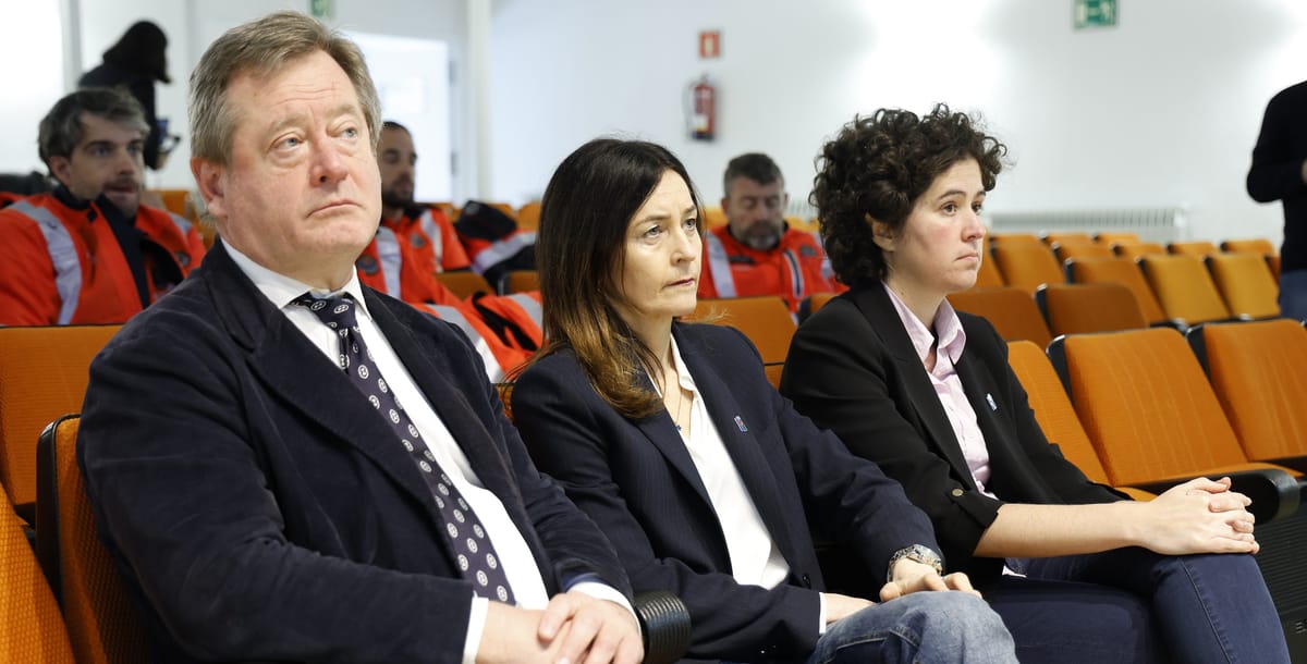 El consejero de seguridad, Bingen Zupiria, la hasta ahora directora de Arkaute, Miren Dobaran, y su mano derecha, Amaya Angulo. Foto: Irekia