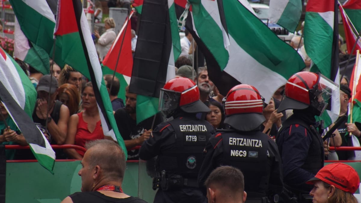 Protesta propalestina y contra Israel en la meta de la etapa de La Vuelta en Bilbo (Euskal Heria). Foto: Gedar Langile Kazeta