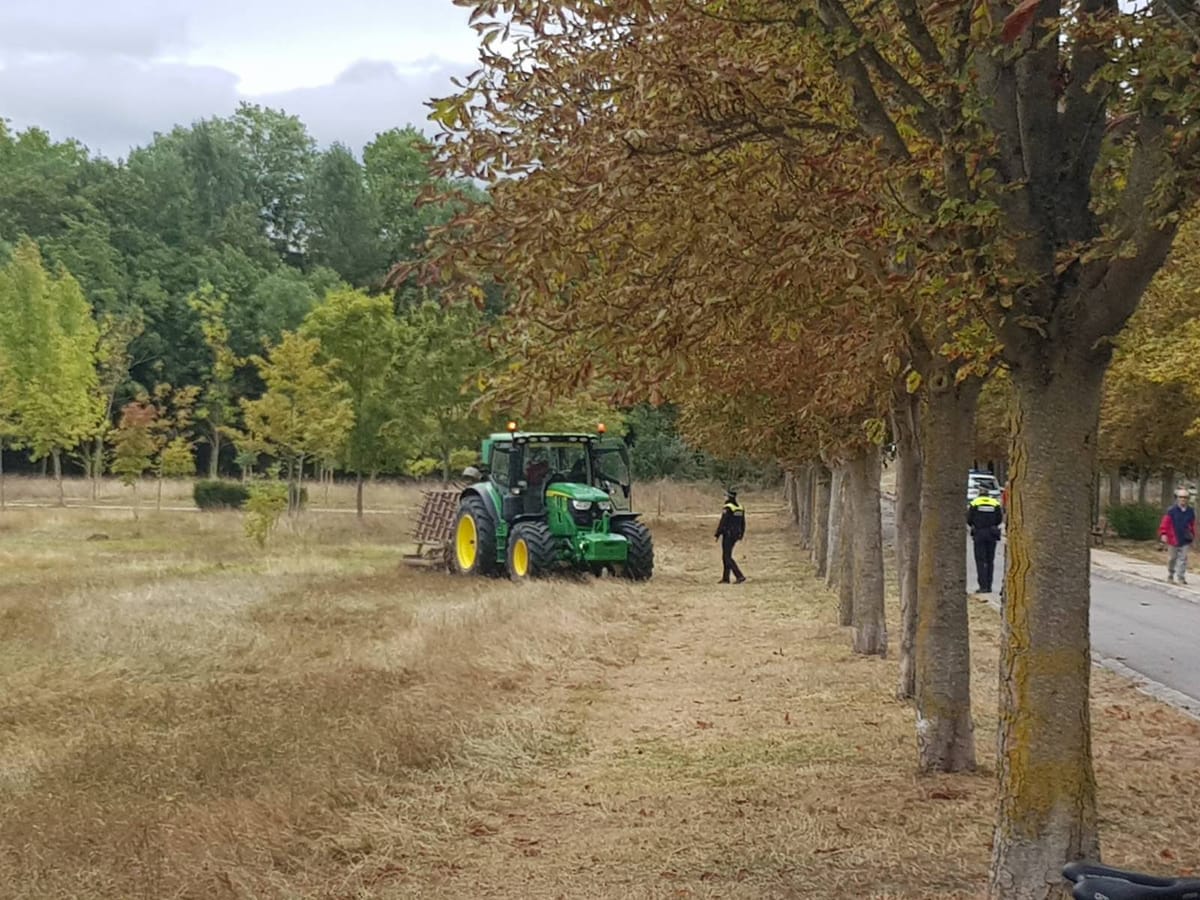 Un tractor segando los campos de Olarizu escoltado por la Policía Municipal de Gasteiz. Foto: Gedar Langile Kazeta
