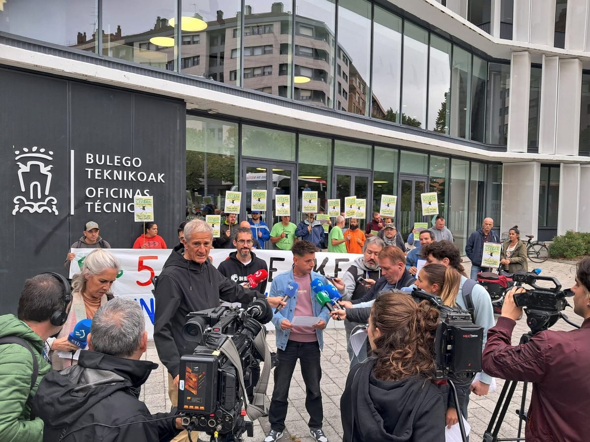 Comparecencia de los trabajadores de jardinería de Gasteiz ante la prensa. Foto: ELA
