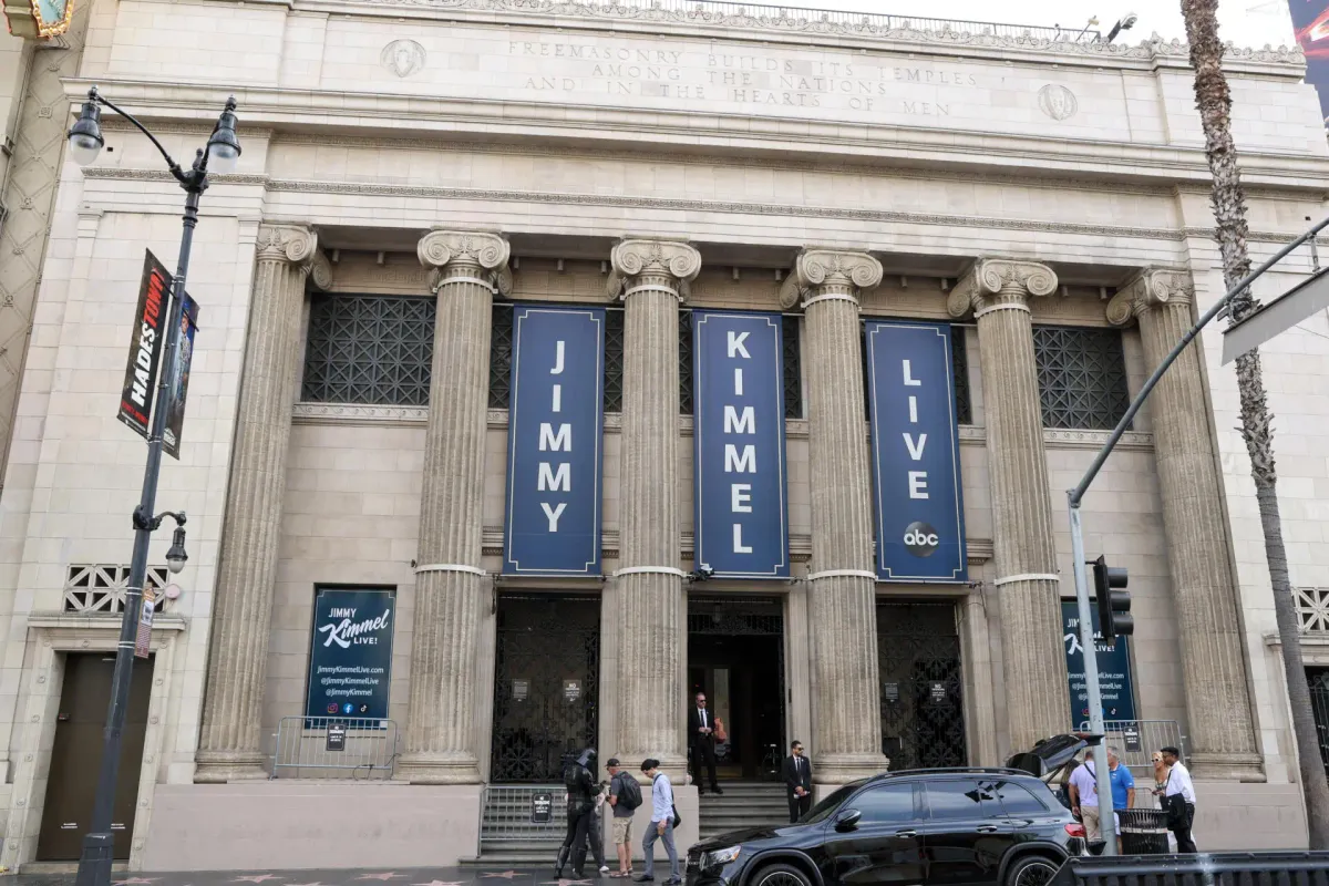 Entrada del programa Entertainment Centre en Hollywood Boulevard, desde donde se transmitía el programa "Jimmy Kimmel Live!" en Hollywood, California. Foto: AFP