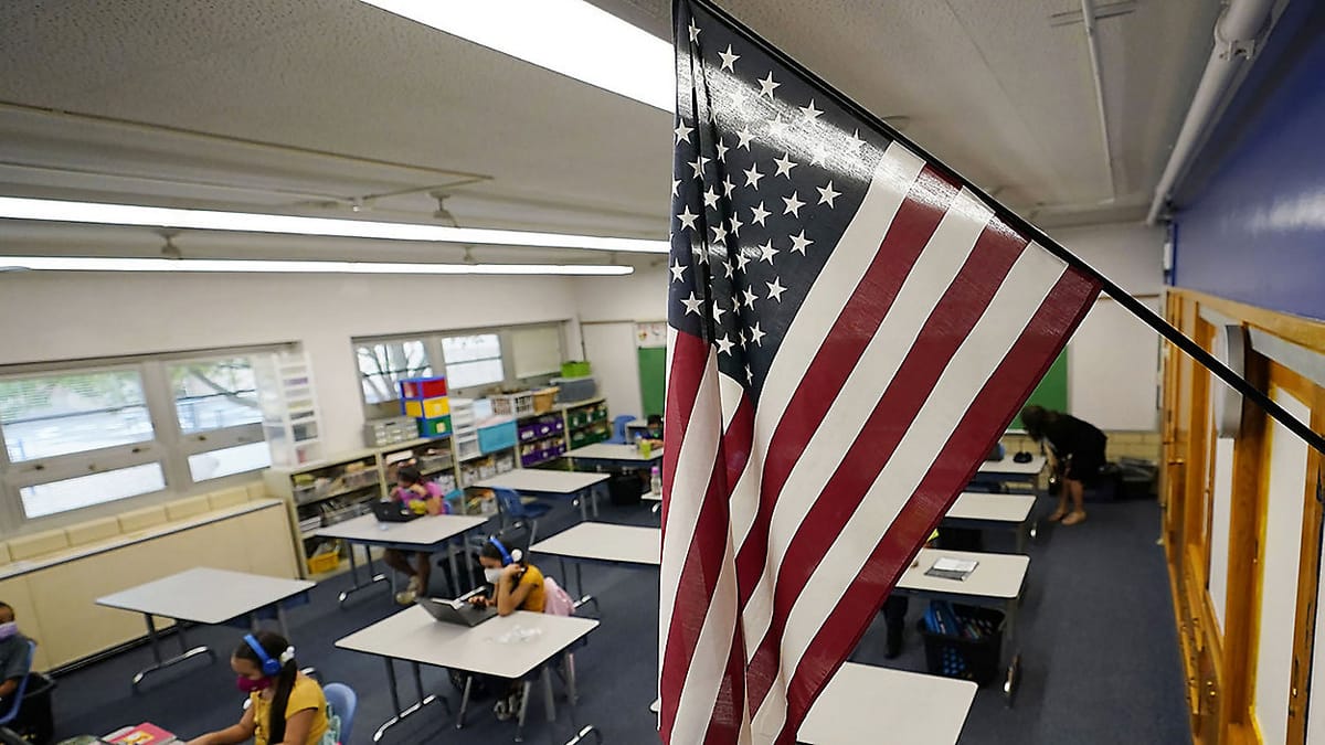Imagen de archivo de una bandera estadounidense en un aula. FOTO: AP Photo/David Zalubowski.